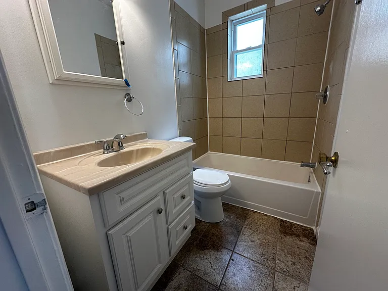 306 E St NE — Photo 33