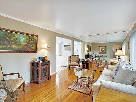 3rd image of 749 Park Ln S