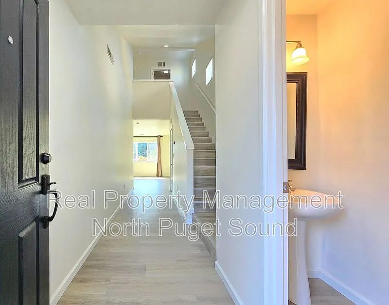 4 bed, 2.5 bath, 1591 sqft, $3,015 — Photo 2