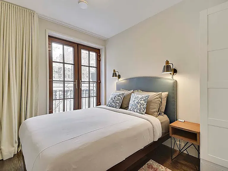 206 E 20th St #PENTHOUSE — Photo 16