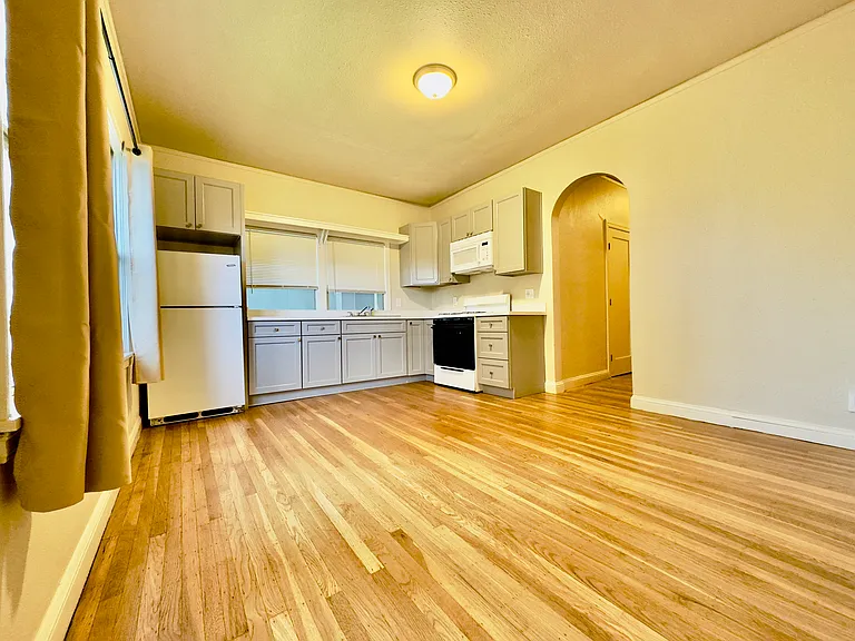 1650 Oxford Street — Photo 14