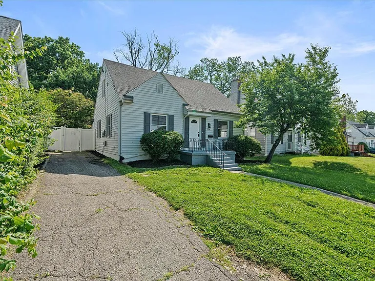 204 Stevenson Rd — Photo 2