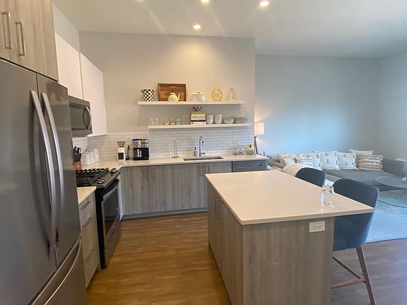 2nd image of 1023 N Ashland Ave #305