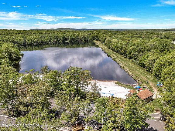 5th image of 124 Surrey Dr