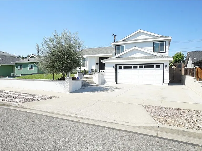 925 Gehrig Ave — Photo 1