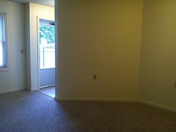 3rd image of 37 Ridgewood Rd APT 18