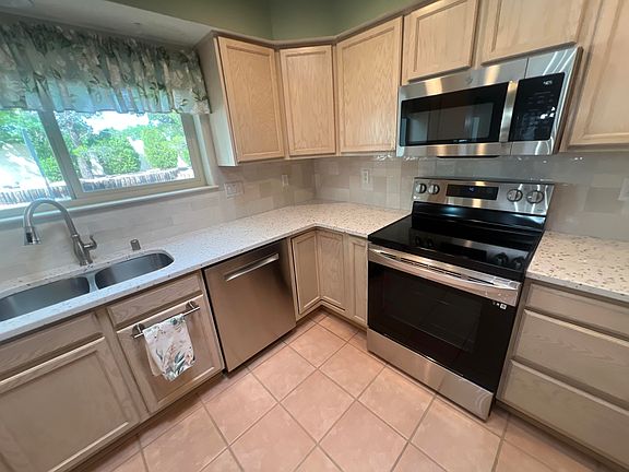 4th image of 3265 Esplanade Cir SE