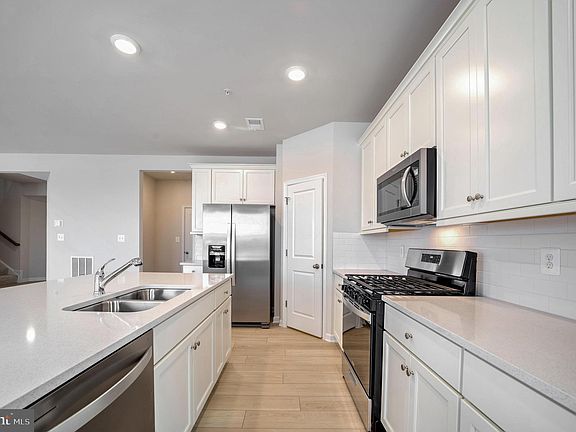 4th image of 902 Brandenburg Farm Ct