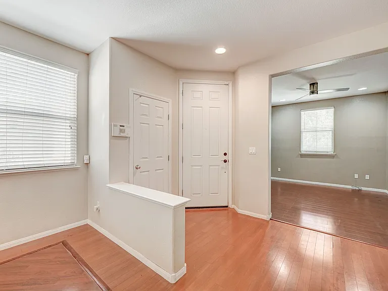 4421 Desert Home Ave — Photo 3