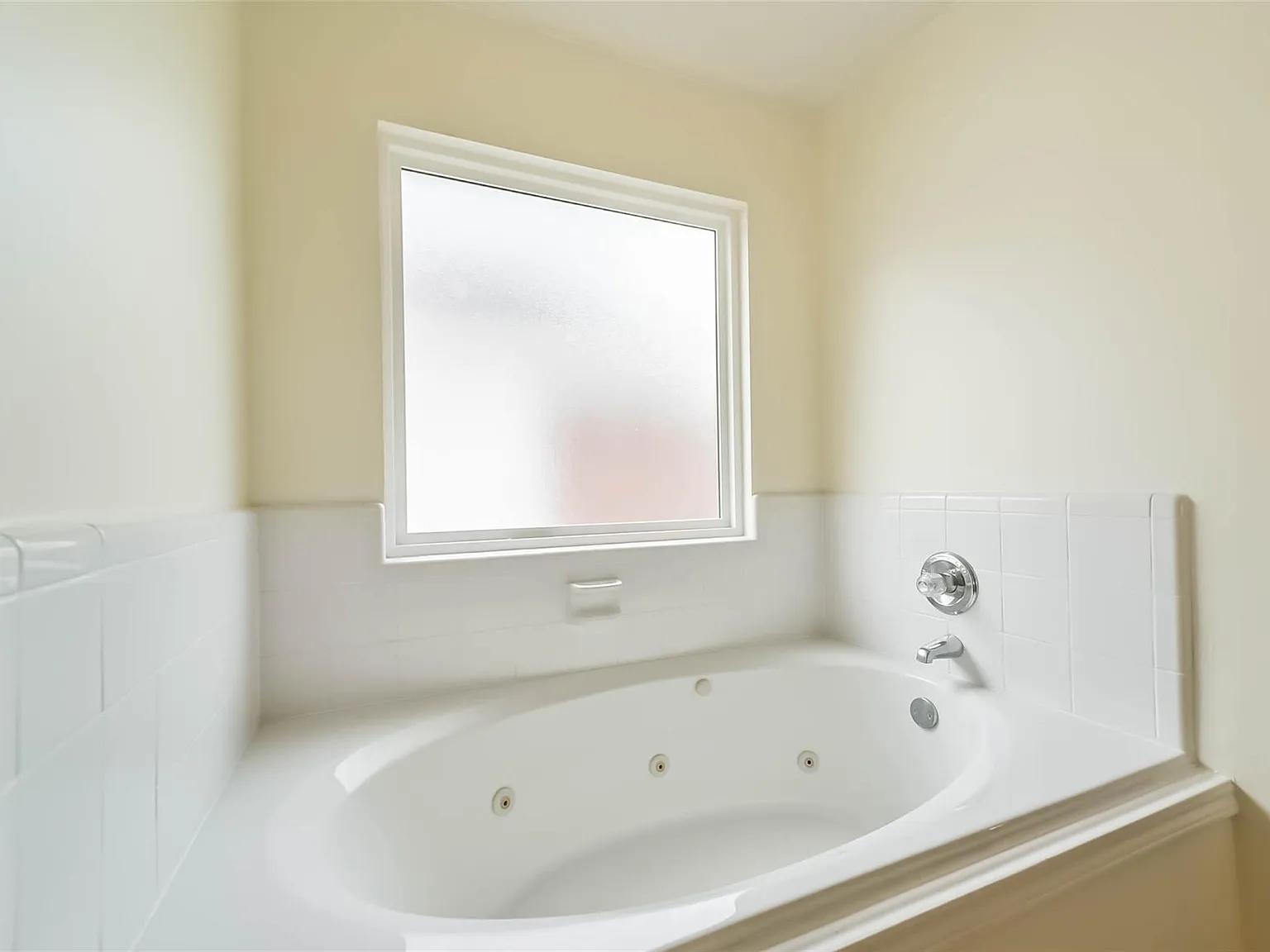 4 bed, 2.5 bath, 2687 sqft, $2,300 — Photo 3