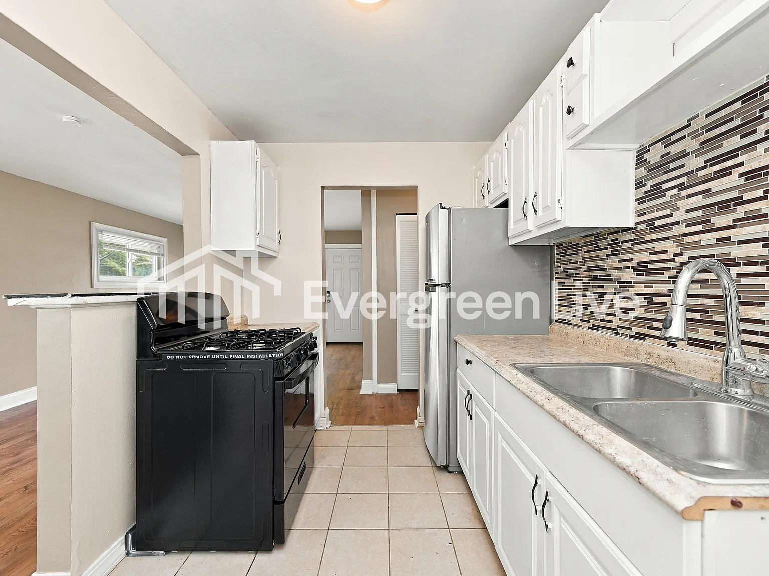 3 bed, 1.0 bath, 918 sqft, $1,495 — Photo 3