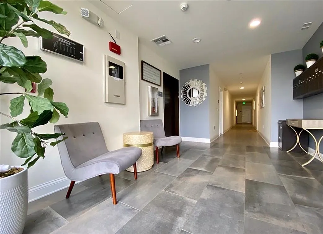 Building Photo - 14934 Burbank Blvd #102