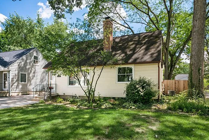 2135 Wesleyan Dr — Photo 2