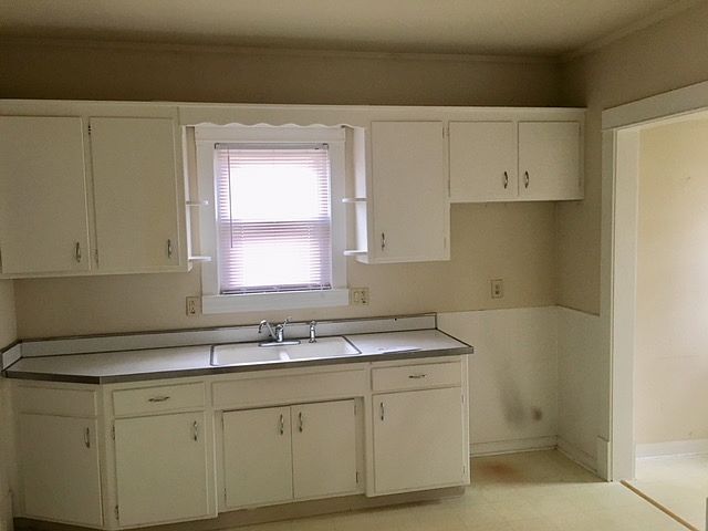 2nd image of 1051 W Hickory St