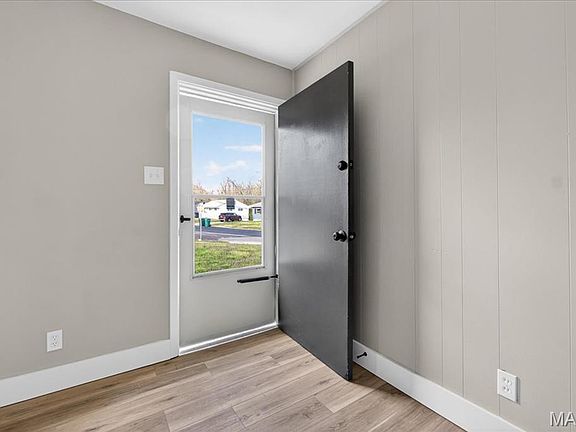 4th image of 5662 Parchester Dr