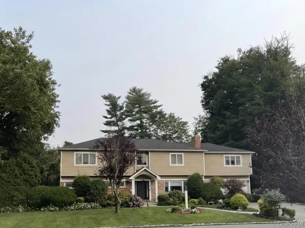 42 Highfield Lane, Roslyn Heights, NY 11577
