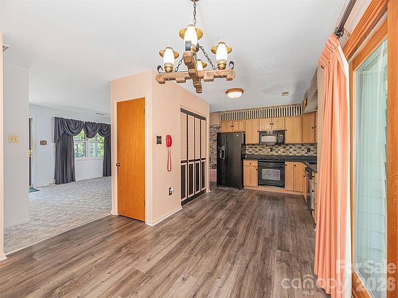 4th image of 25 Laurel Park Dr