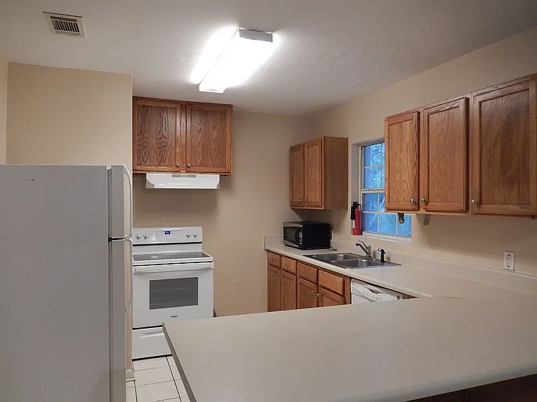 212 Edwards St — Photo 5