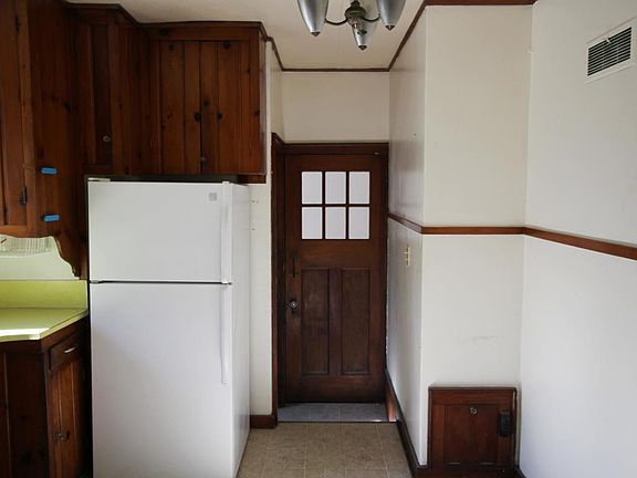 2nd image of 906 Hill Ave
