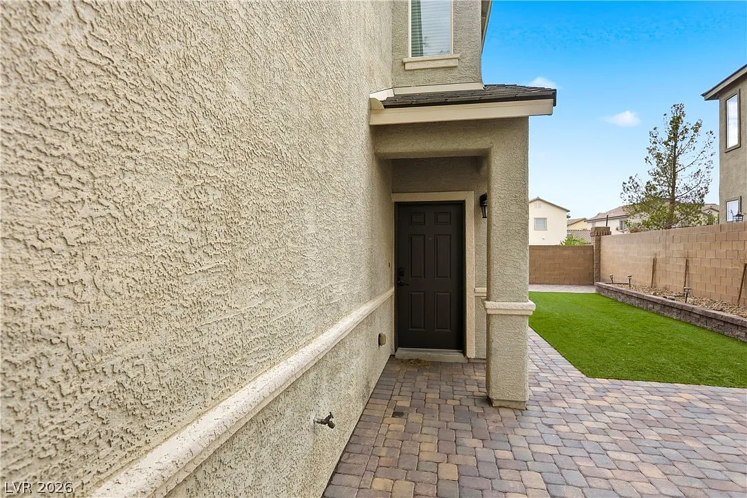 3 bed, 2.5 bath, 1935 sqft, $2,250 — Photo 3