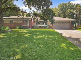 22607 Kay St, South Lyon, MI 48178