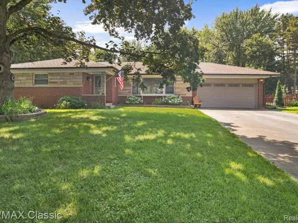 22607 Kay St, South Lyon, MI 48178