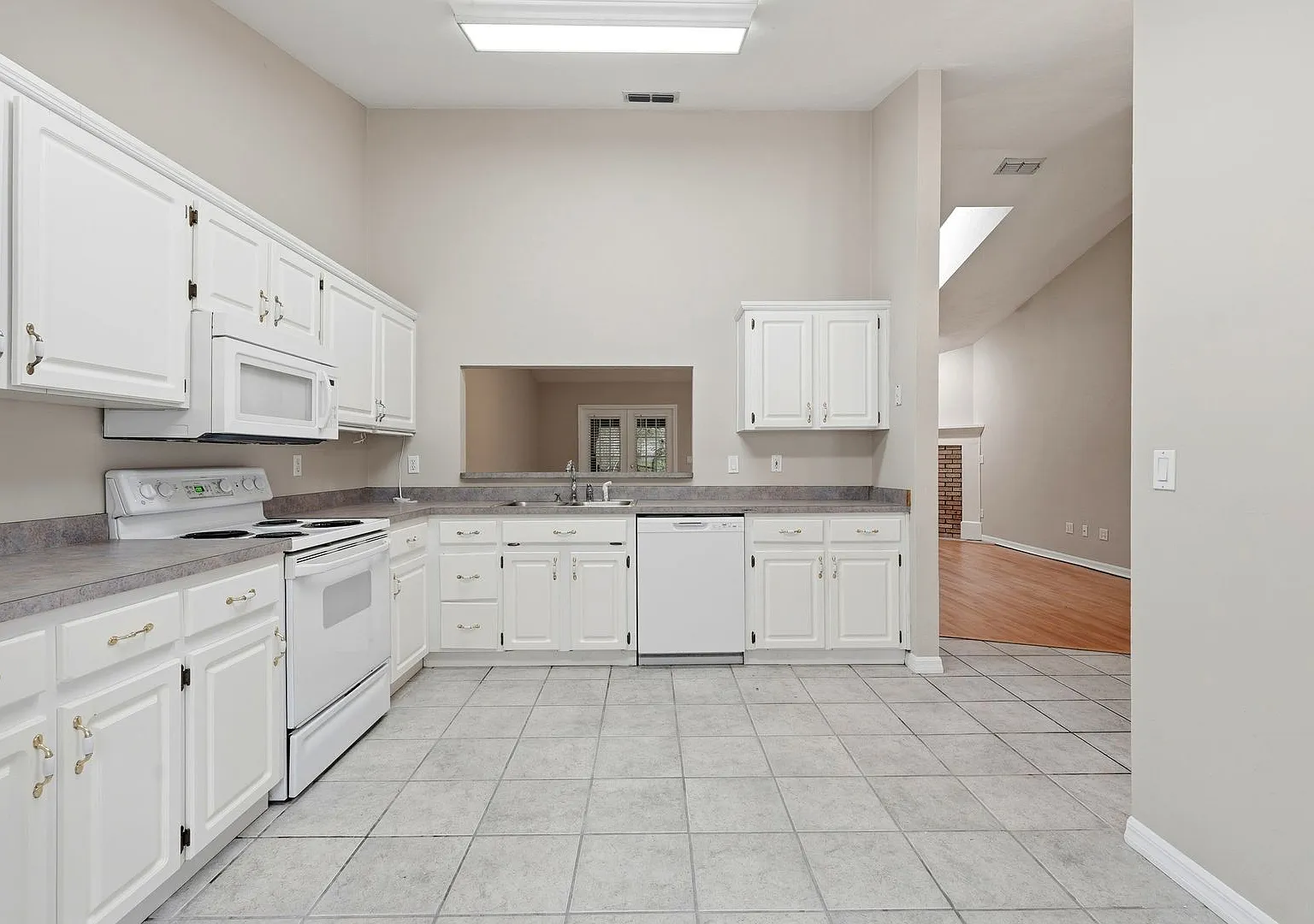 2 Bedroom, 2 Bath with Study and 2 Car Garage in Hills of Santa Fe! — Photo 4
