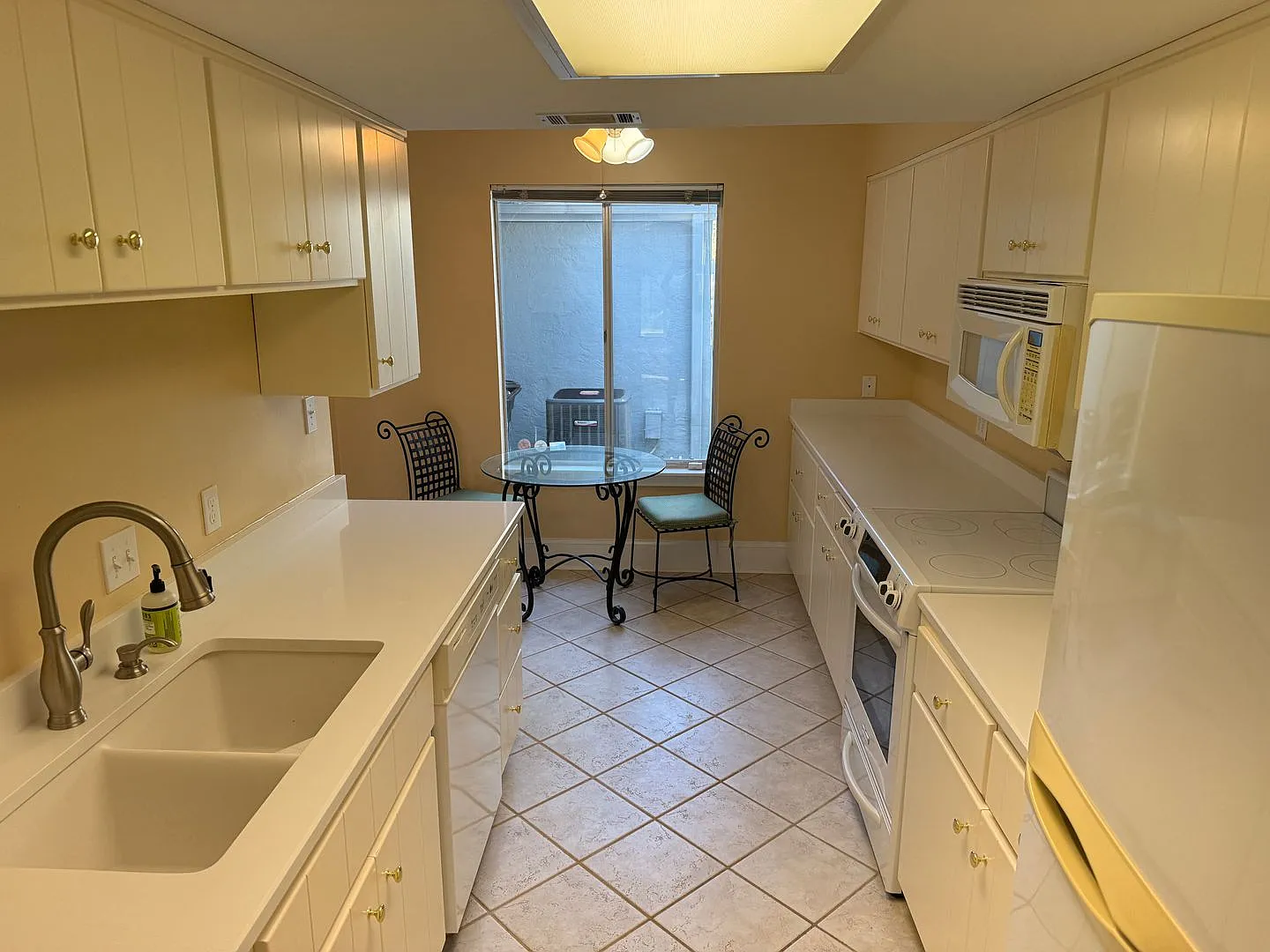 Townhome Off The Parkway With 2 Car Garage — Photo 4
