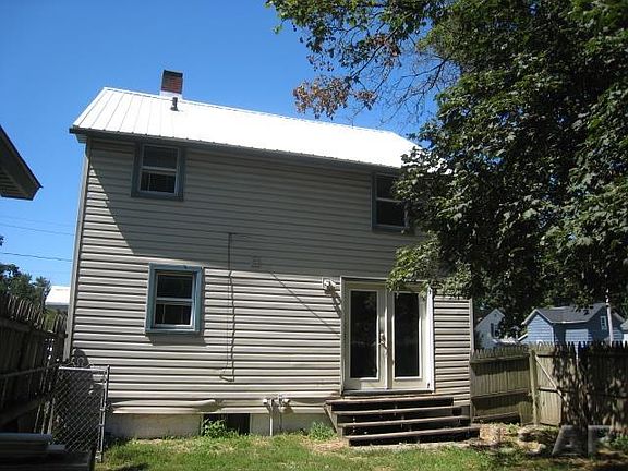 3rd image of 524 Ormsby St