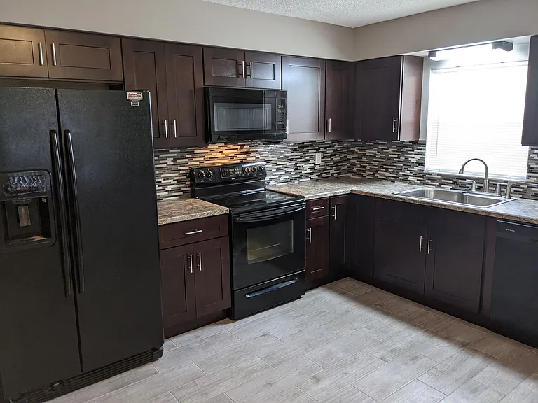 152 E Towne Pl — Photo 3