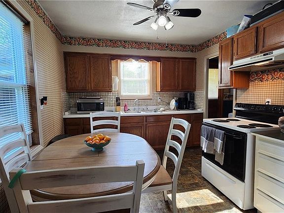 5th image of 406 Maple St