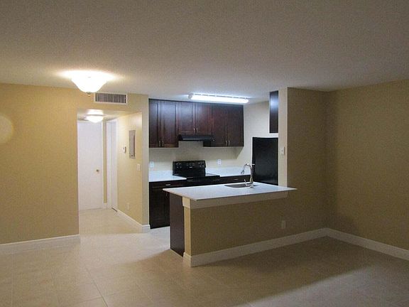 3rd image of 1628 Meadows Circle W