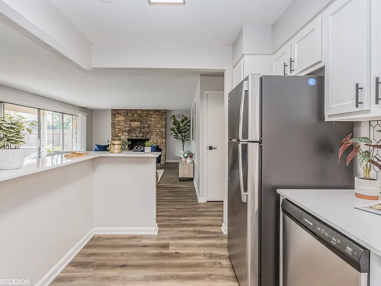 Kenilworth Apartments — Photo 22