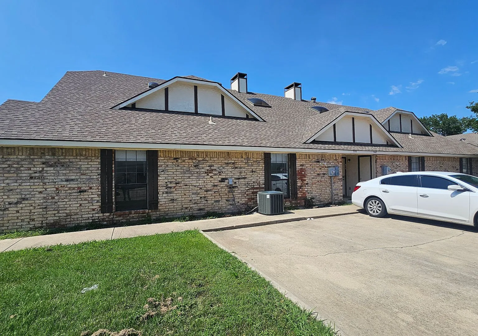 544 - 550 E. Windsor Dr. — Photo 1