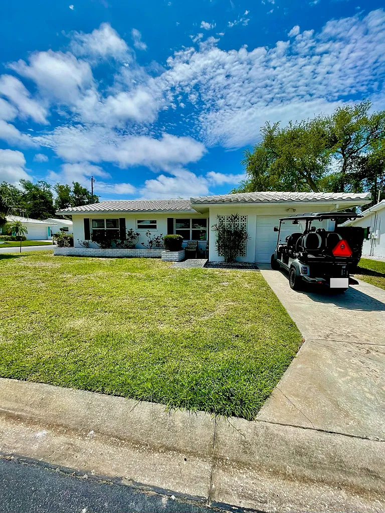 Mature landscaping and golf-cart friendly community - 14230 93rd Ave