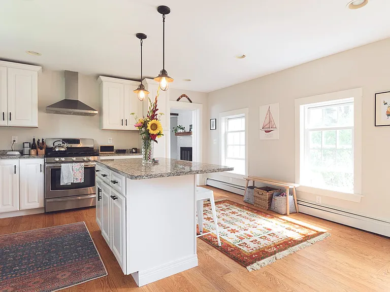 913 Sawyer St — Photo 1