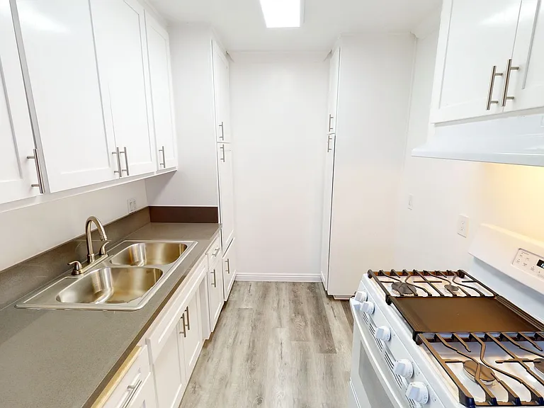 Roscoe Villa Apts — Photo 5