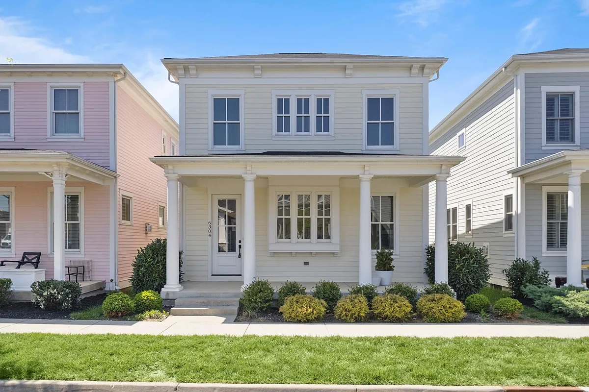 Perfect front porch for flower pots and a deck furniture - 6304 Mistflower Cir