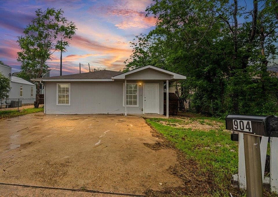 1st image of 904 Montopolis Dr