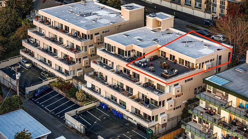 4th image of 4527 45th Avenue SW #402S