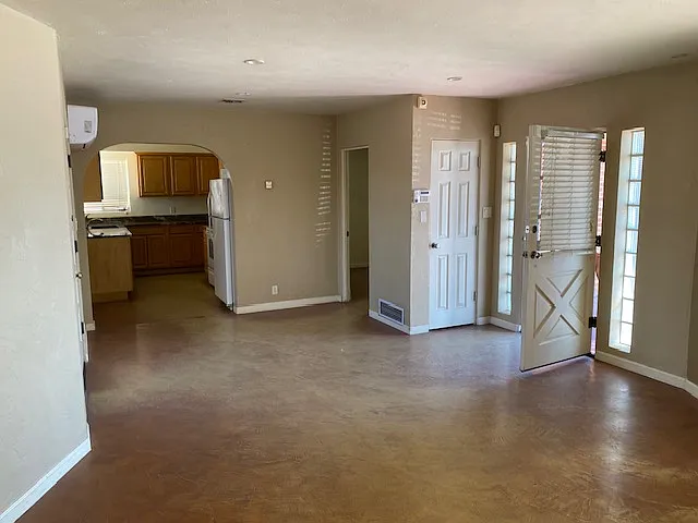 1405 E Lester St — Photo 2