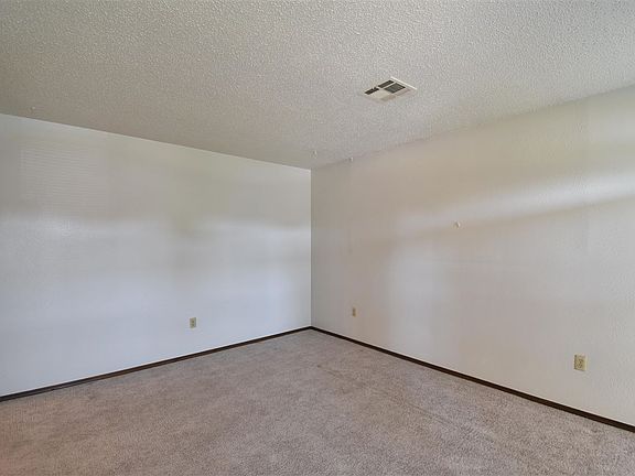 5th image of 516 NE Cimarron Cir