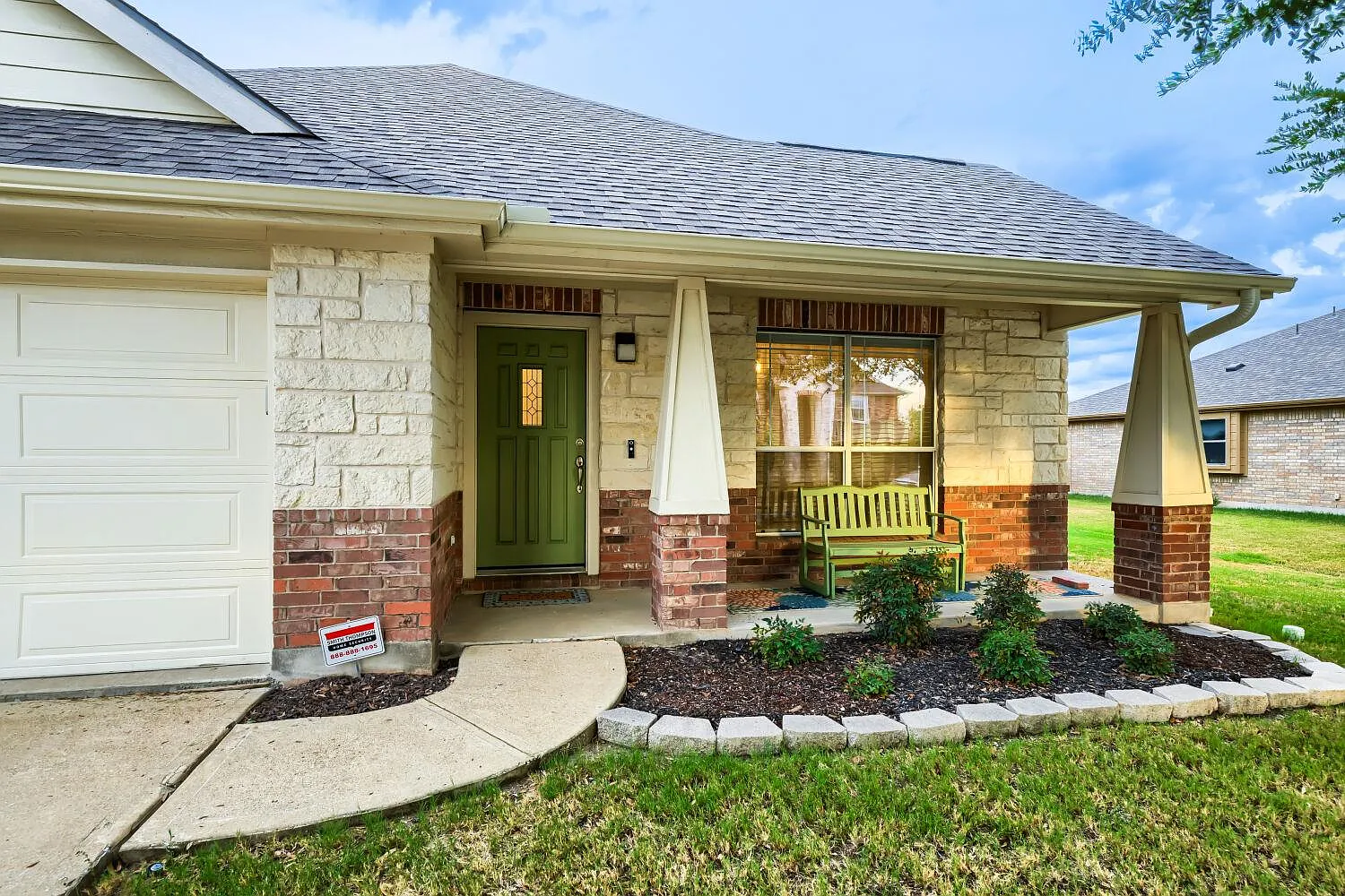 3 bed, 2.0 bath, 2073 sqft, $2,400 — Photo 2