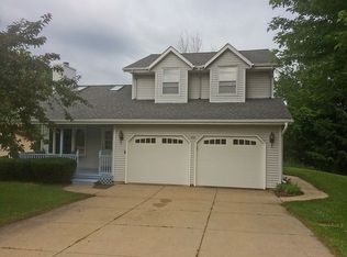 834 Crescent Ln, Hartland, WI 53029