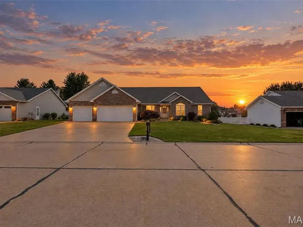 1805 Summerfield Ln, Godfrey, IL 62035