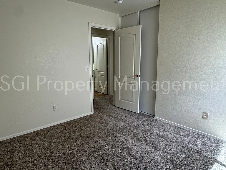 2407 W Mobile Ln — Photo 7