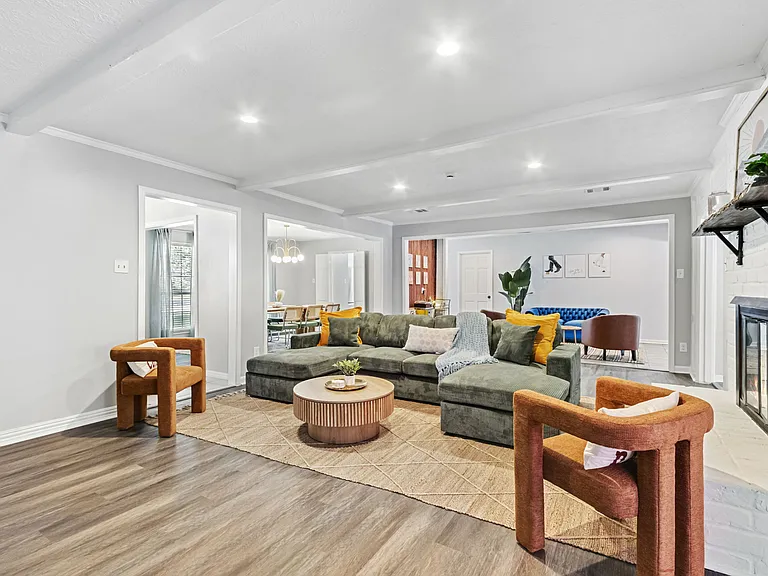 17403 Spicewood Springs Ln — Photo 5