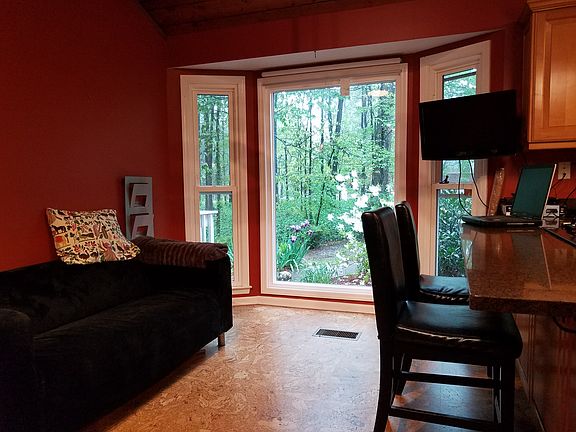 Eat-in Kitchen/lounge area