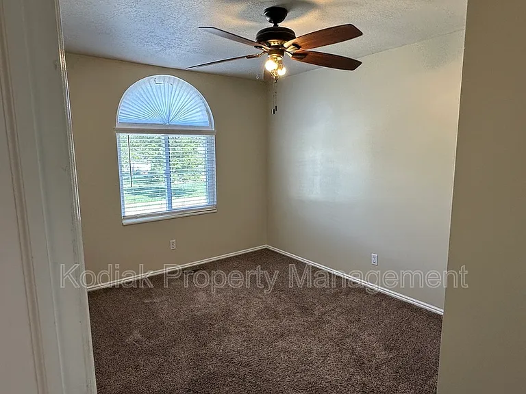 1941 Jenny Ln — Photo 7