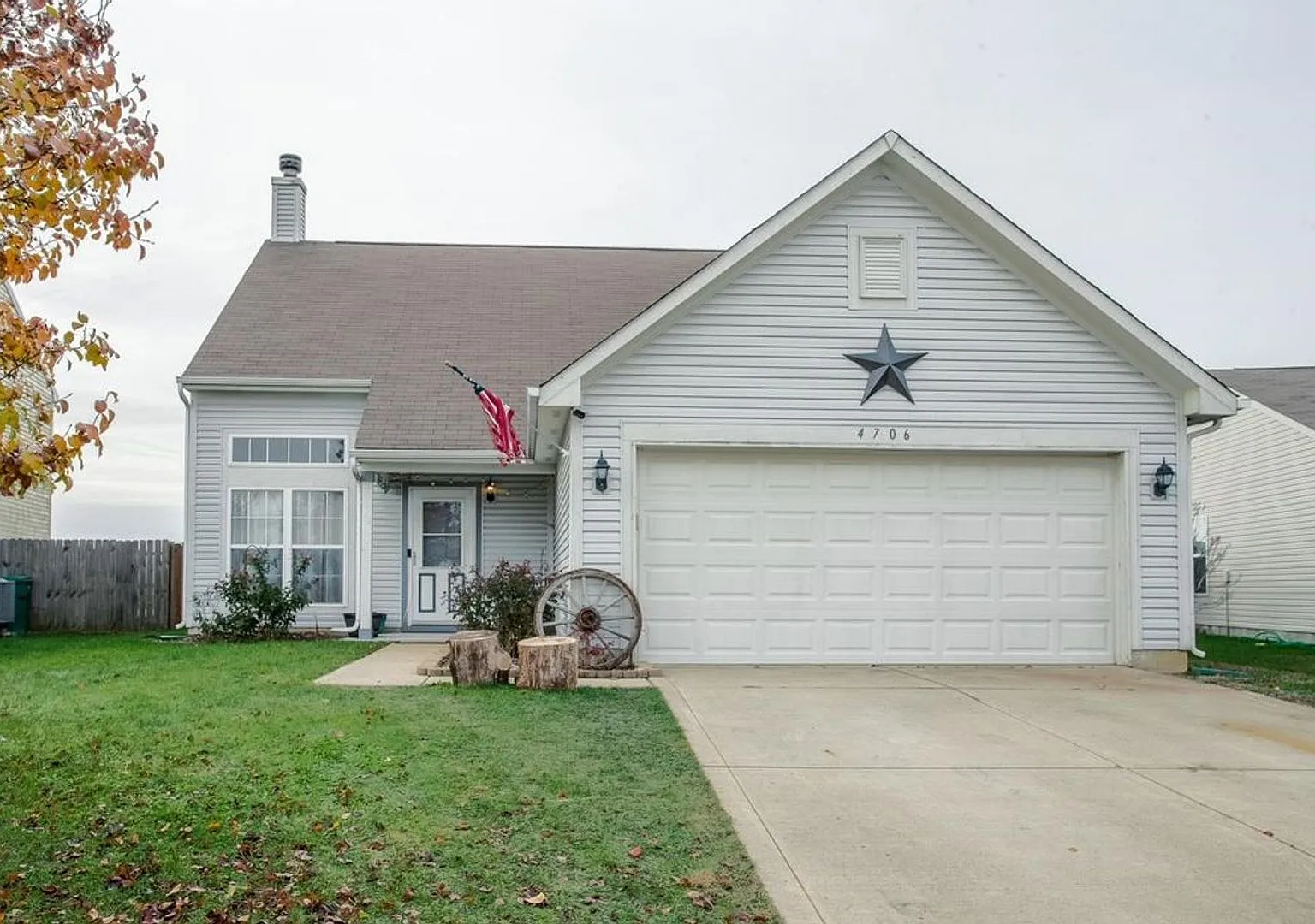 Spacious 2 Story 3 Bedroom 2.5 Bath House with a Large Fenced Backyard — Photo 1